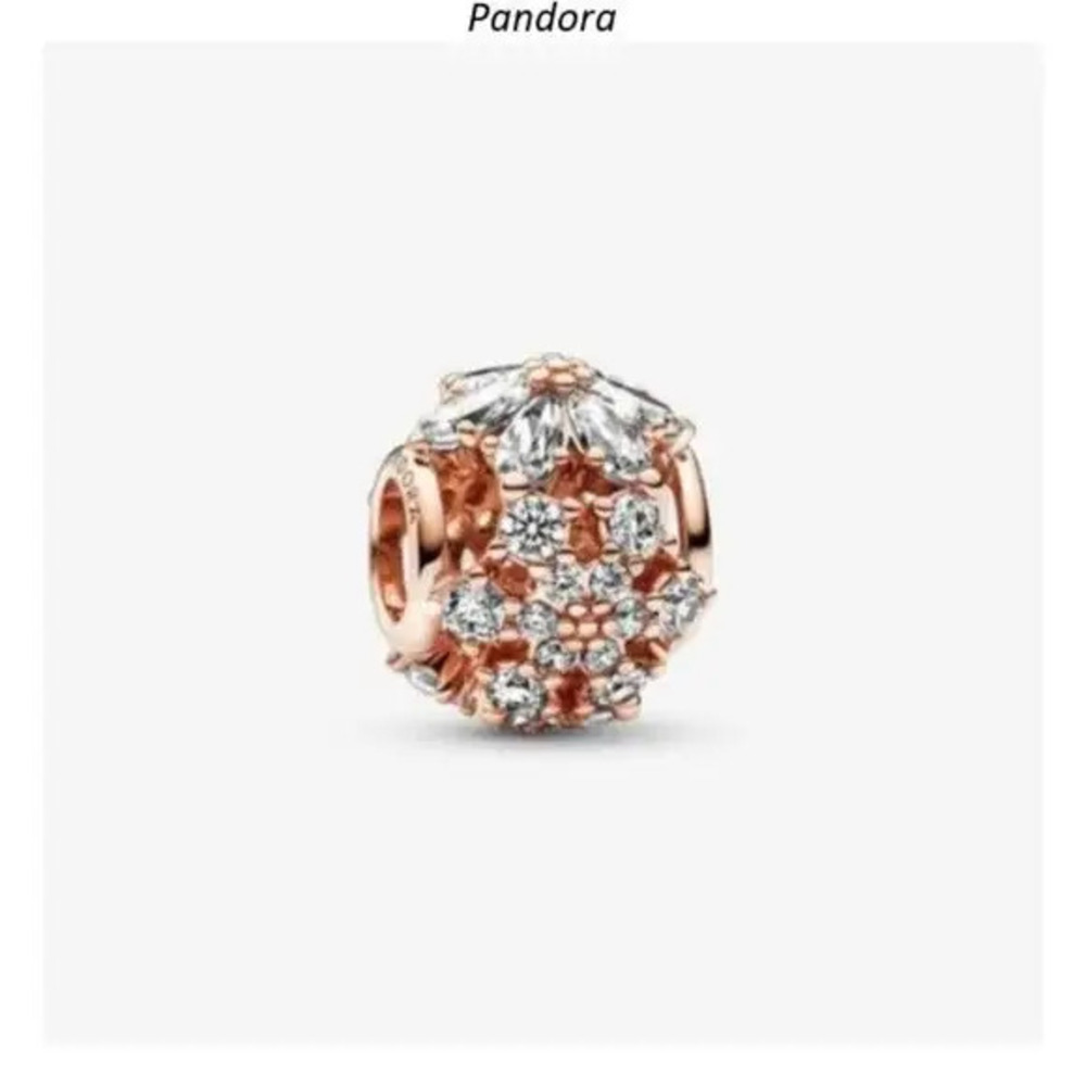 Pandora Sparkling Herbarium Cluster Round Charm
